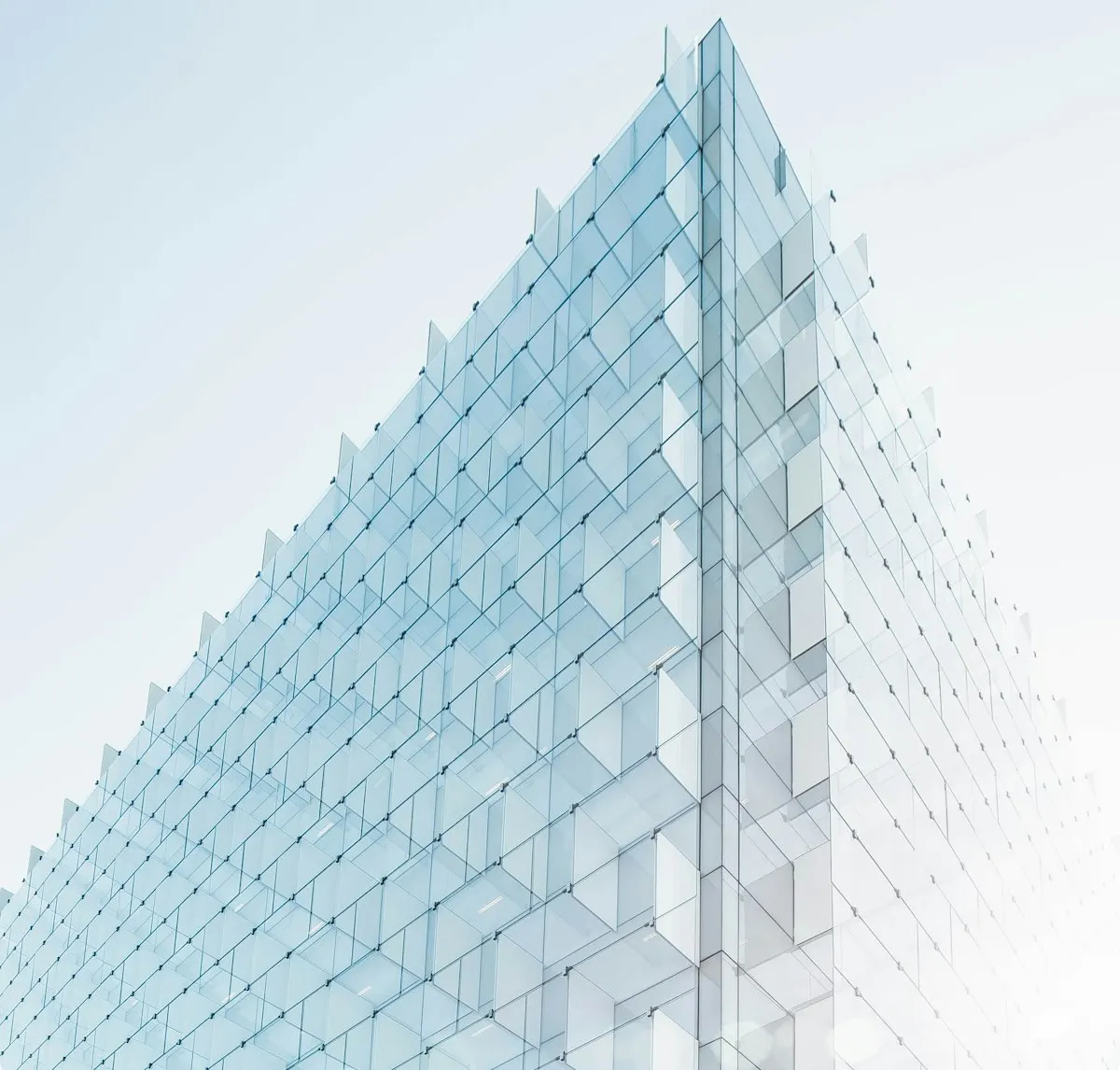Bâtiment en verre sous un ciel clair