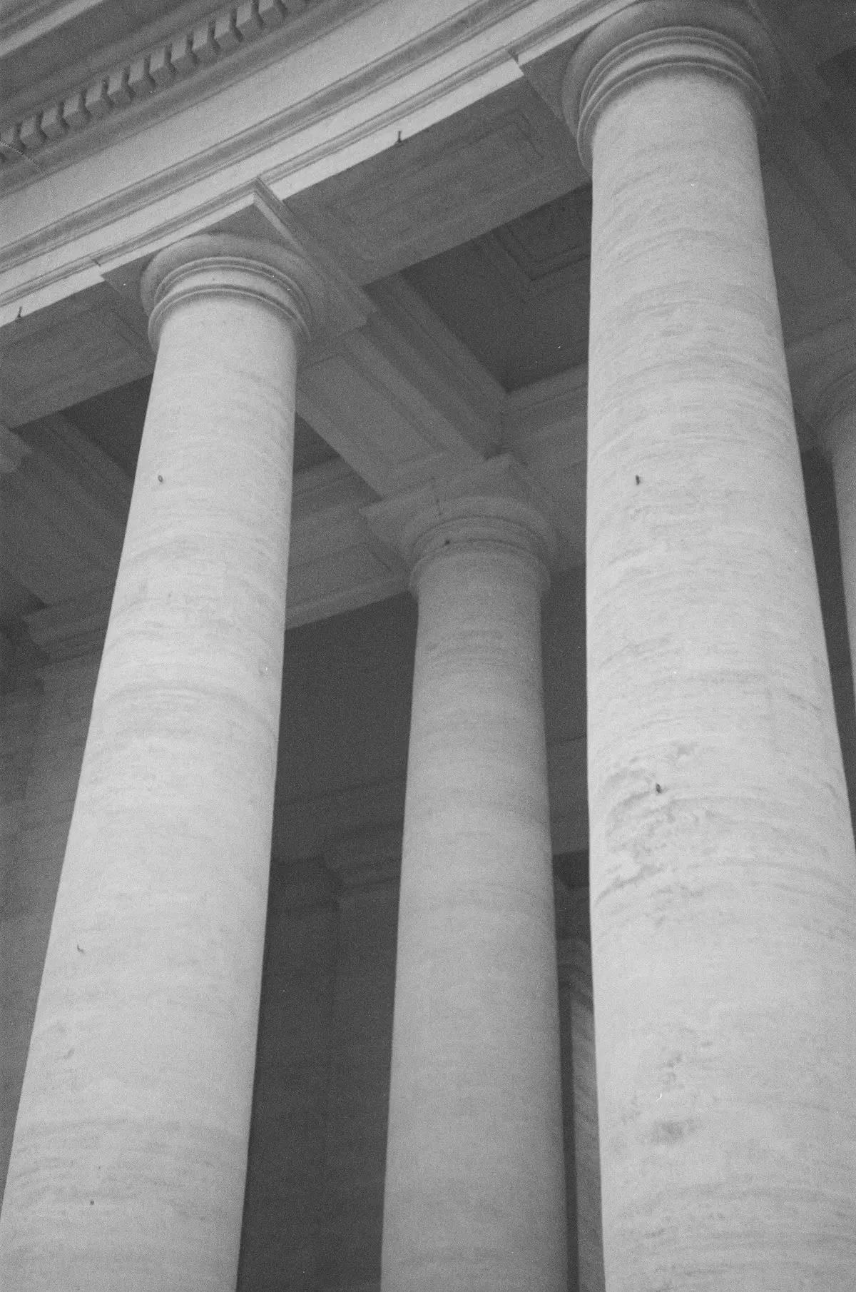 Trois grands piliers en noir et blanc