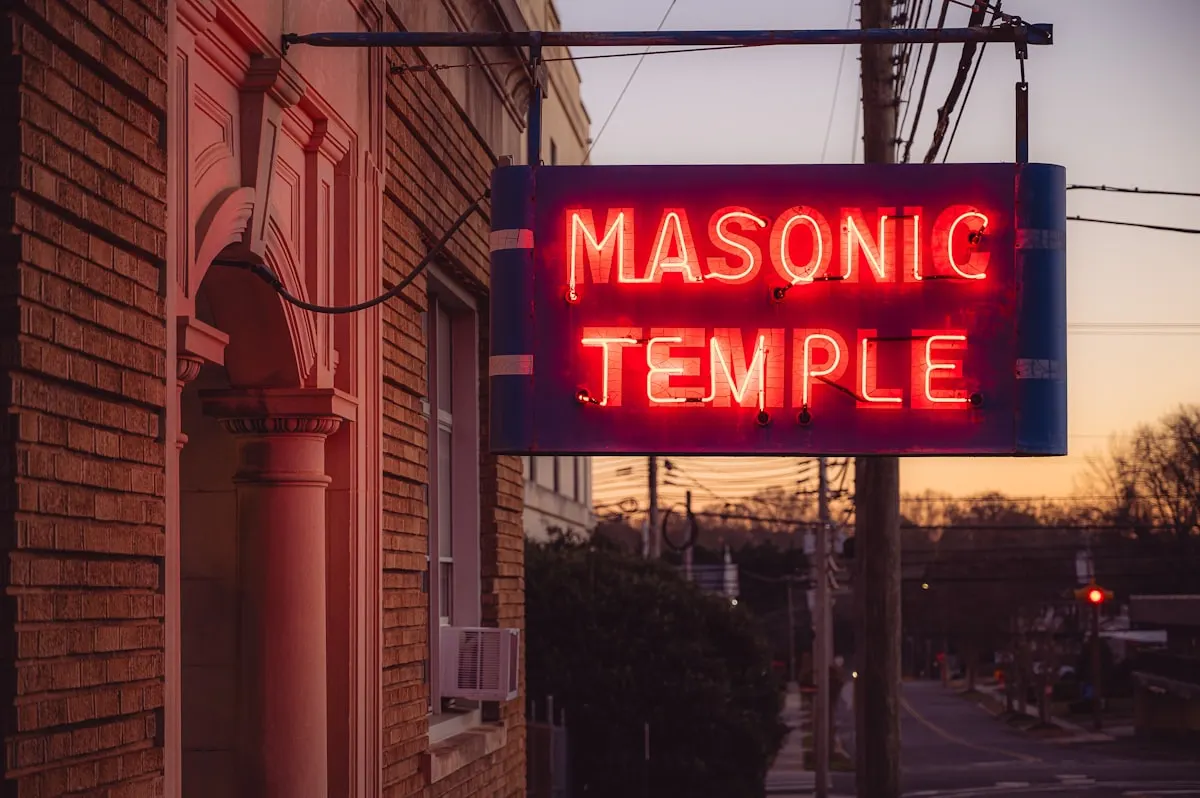 Enseigne au néon rouge pour un temple maçonnique au crépuscule